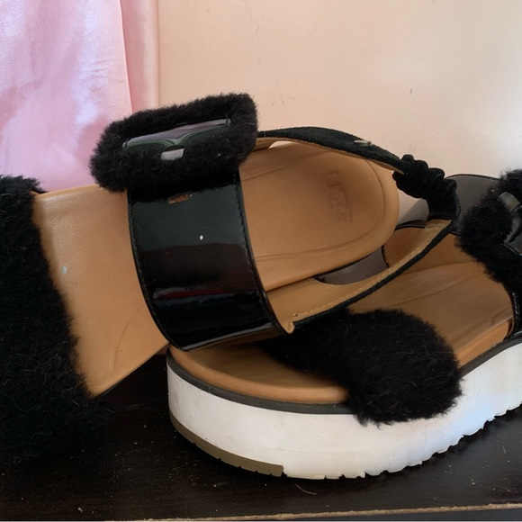 Ugg size 7 sandals - Picture 1 of 4